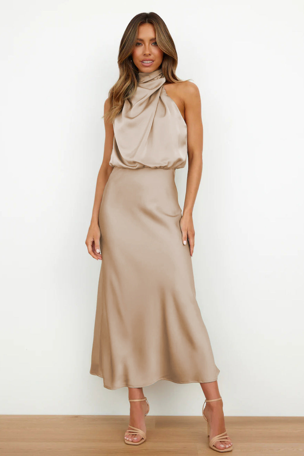 Beige dress met halterneck