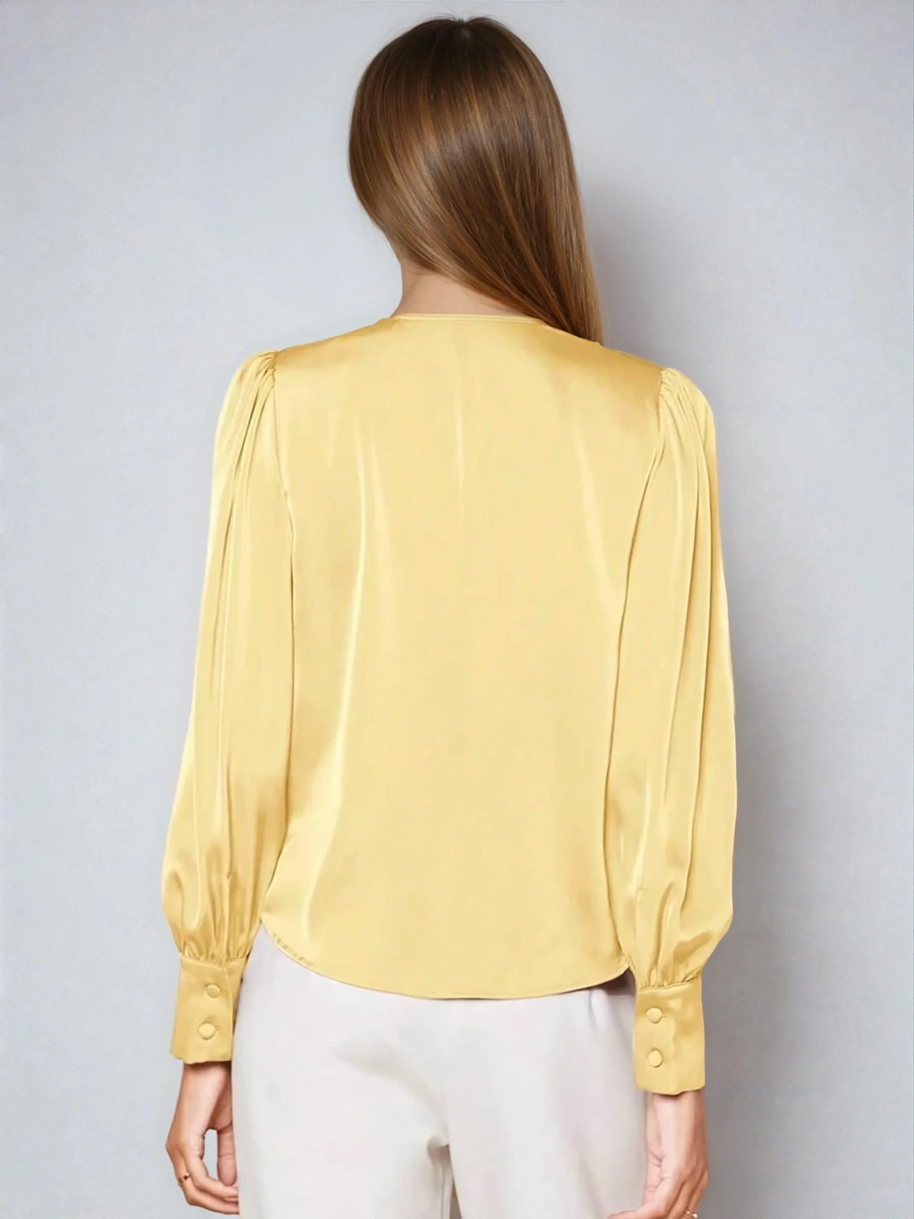 Thalia | Blouse with V-neck and puff sleeves