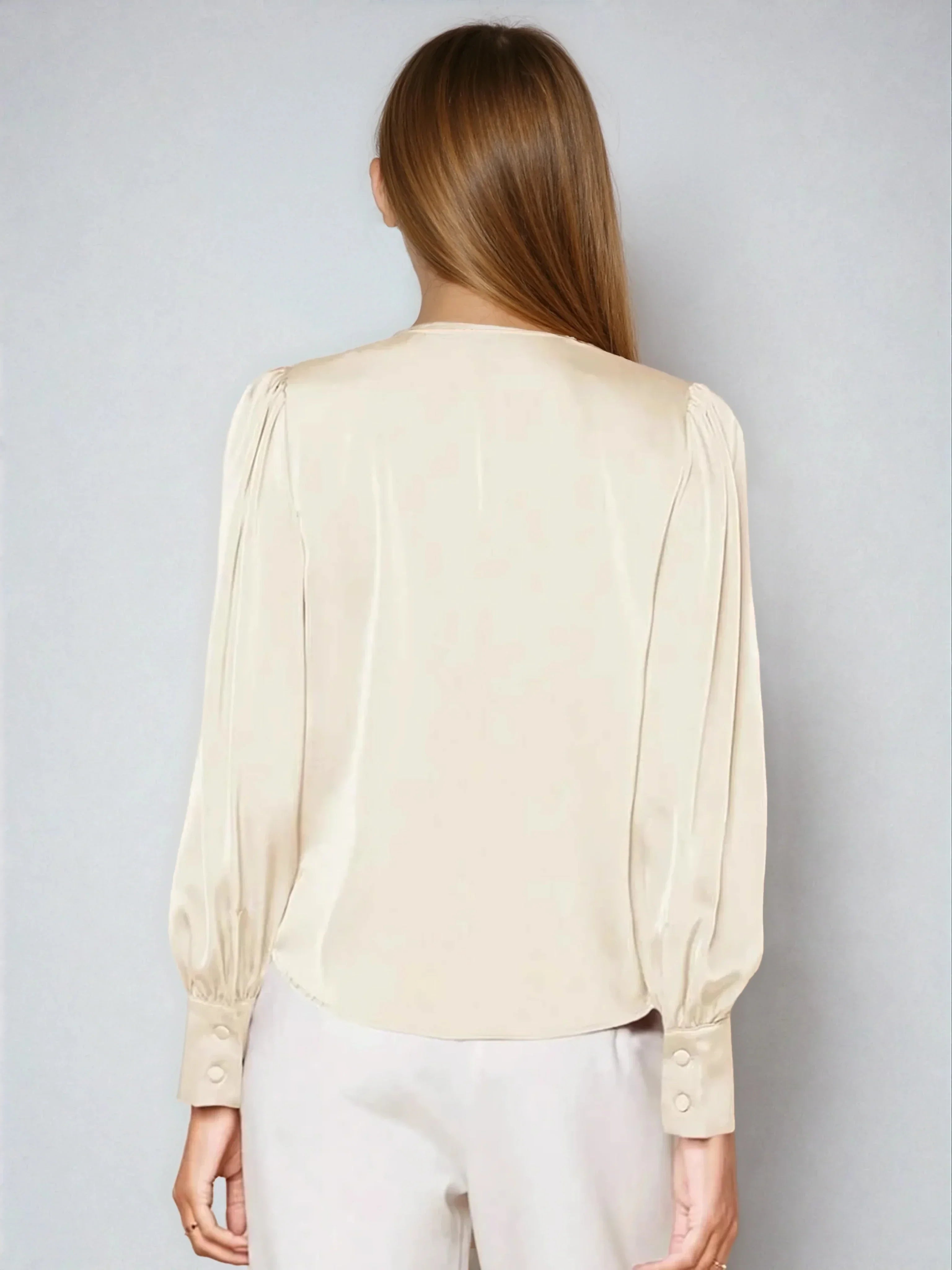 Thalia | Blouse with V-neck and puff sleeves