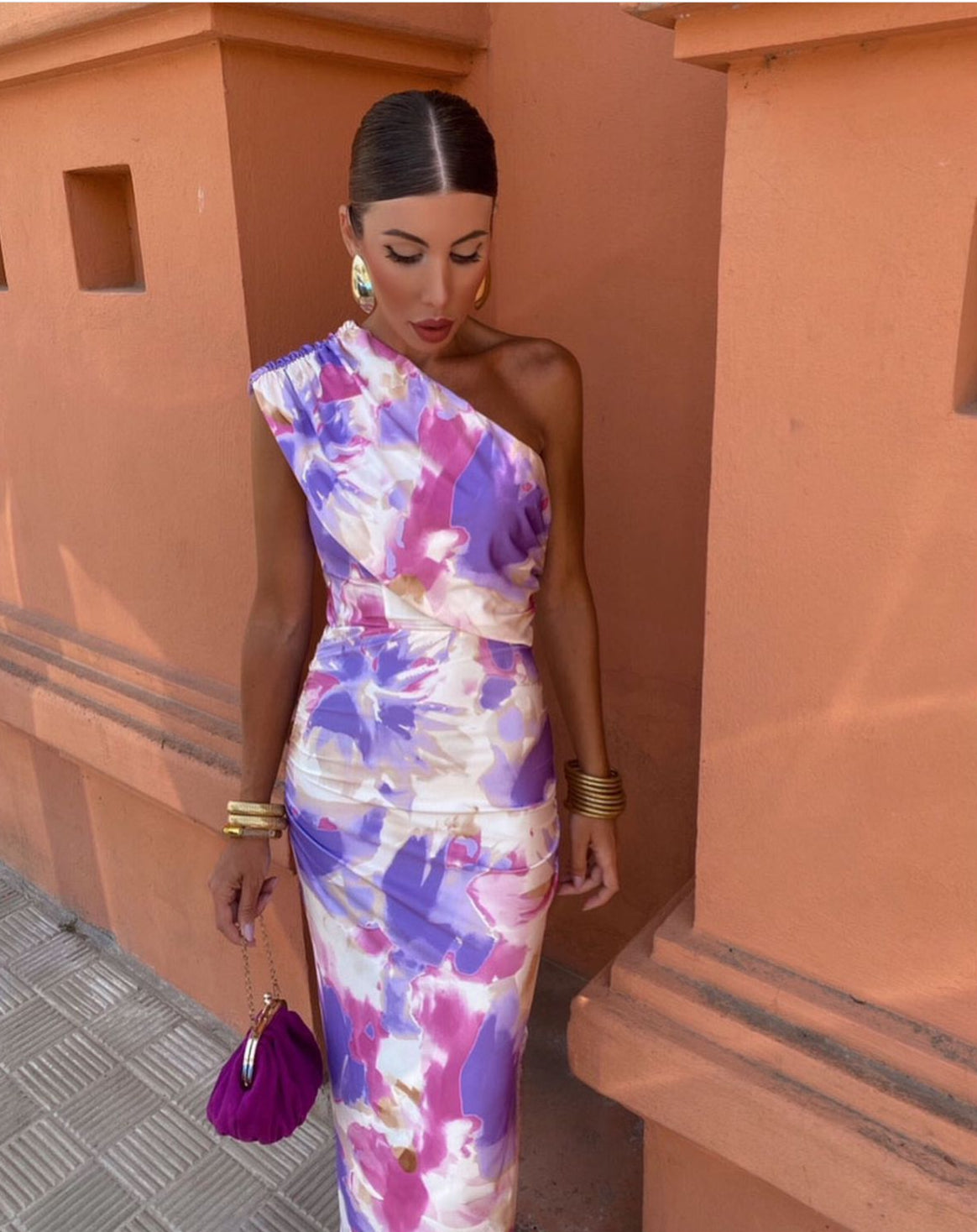 Pink one-shoulder midi-jurk